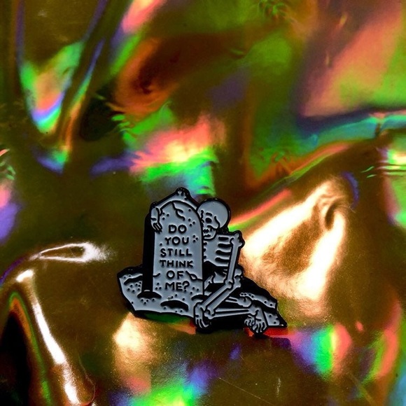 💔☠️ New Unique Grunge Enamel Pin / Brooch ☠️💔 - Picture 3 of 4